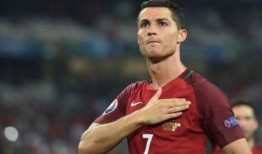 西班牙爆料c罗恋情视频,西班牙美女相伴，甜蜜瞬间引热议