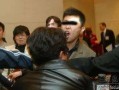 记者爆料两兄弟视频,兄弟情深，共度难关