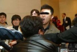 记者爆料两兄弟视频,兄弟情深，共度难关