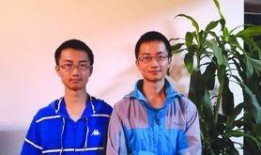 记者爆料两兄弟视频,兄弟情深，共度难关